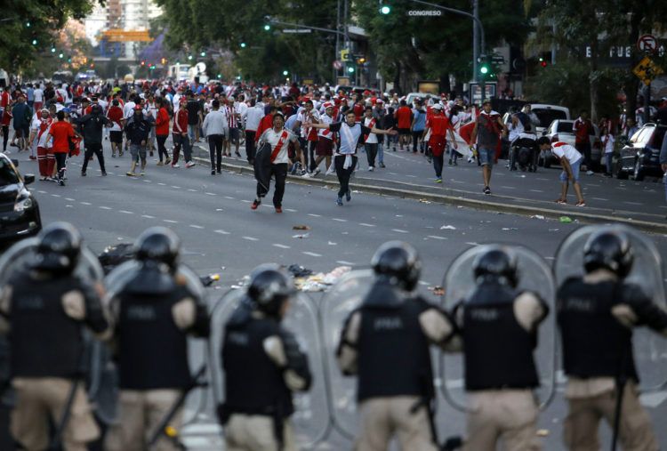 Hinchas de River Plate se enfrentan con la policía cerca del estadio Monumental previo al partido de vuelta de la final de la Copa Libertadores entre River Plate y Boca Juniors en Buenos Aires, Argentina, el sábado 24 de noviembre de 2018. Foto: Sebastián Pani / AP.