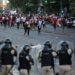 Hinchas de River Plate se enfrentan con la policía cerca del estadio Monumental previo al partido de vuelta de la final de la Copa Libertadores entre River Plate y Boca Juniors en Buenos Aires, Argentina, el sábado 24 de noviembre de 2018. Foto: Sebastián Pani / AP.