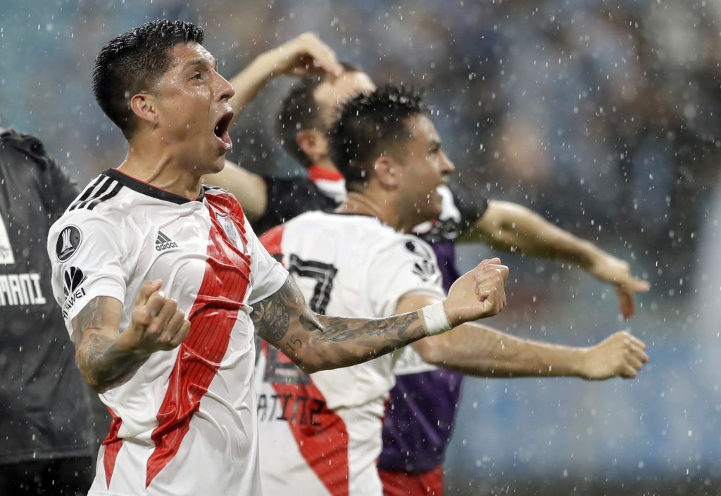 Los jugadores del River Plate festejan luego de doblegar a Gremio en la vuelta de las semifinales de la Copa Libertadores. (AP Foto/Andre Penner)