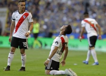 Gonzalo Martínez, centro, de River Plate, festeja con su compañero Rafael Borre después de anotar ante Boca Juniors durante un duelo de la liga argentina en Buenos Aires, Argentina, el domingo 23 de septiembre de 2018. (AP Foto/Natacha Pisarenko)