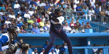 El holguinero Maikel Cáceres ha sido una bujía para los Cachorros en la Serie Nacional 58. Foto: Otmaro Rodríguez.