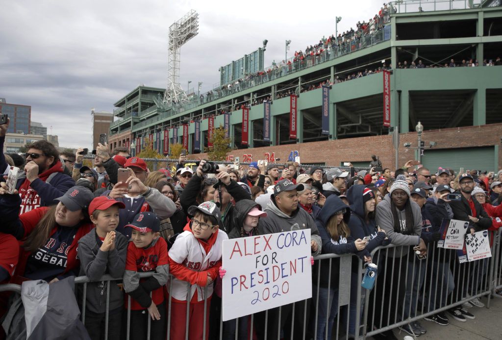 Fanáticos de los Medias Rojas de Boston dejaron clara su postura durante el desfile de campeonato. (AP Foto/Charles Krupa)