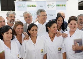 Galenos cubanos del programa "Más Médicos" junto a autoridades de Brasil. Foto: @OGloboPolitica / Twitter.