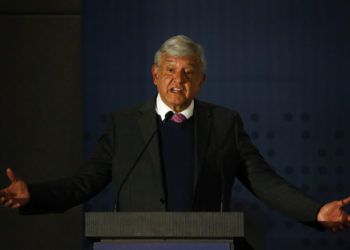 El presidente electo de México, Andrés Manuel López Obrador, habla de los cambios que su gobierno hará cuando él asuma el poder el 1 de diciembre, en una conferencia de prensa en la Ciudad de México, el miércoles 14 de noviembre de 2018. (AP Foto/Anthony Vázquez)