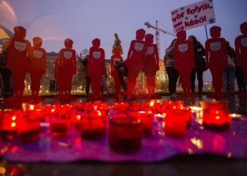 Manifestación por el Día Internacional de la Eliminación de la Violencia contra las Mujeres, en Hungría. Miles de ciudades se sumaron a la conmemoración. Foto: Zoltan Balogh/MTI vía AP.