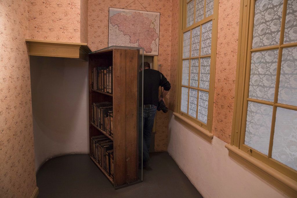 Un fotógrafo camina al anexo secreto del renovado Museo de Ana Frank en Ámsterdam, Holanda. Foto: Peter Dejong / AP.