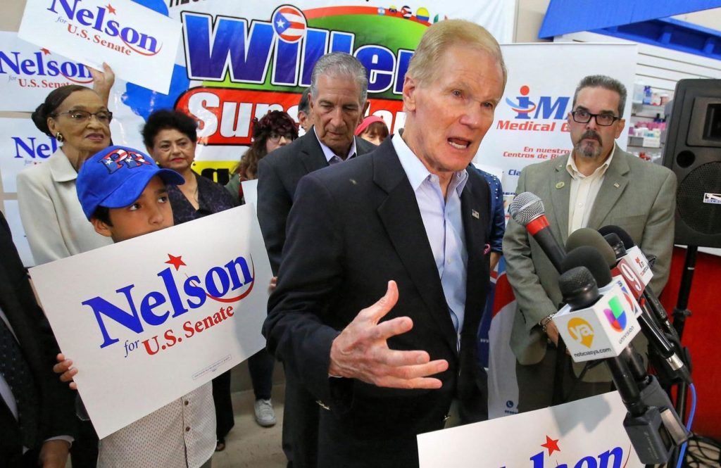 Bill Nelson habla durante un acto de campaña. Foto: Orlando Sentinel.