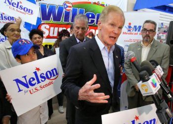 Bill Nelson habla durante un acto de campaña. Foto: Orlando Sentinel.