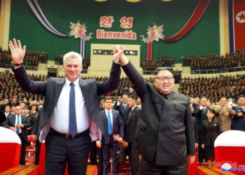 El presidente cubano, Miguel Díaz-Canel, izquierda, y el líder norcoreano Kim Jong Un durante una ceremonia de bienvenida al gobernante caribeño, en Pyongyang, Corea del Norte. Foto: Agencia Noticiosa Central Coreana/Servicio de Noticias de Corea vía AP.