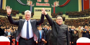 El presidente cubano, Miguel Díaz-Canel, izquierda, y el líder norcoreano Kim Jong Un durante una ceremonia de bienvenida al gobernante caribeño, en Pyongyang, Corea del Norte. Foto: Agencia Noticiosa Central Coreana/Servicio de Noticias de Corea vía AP.