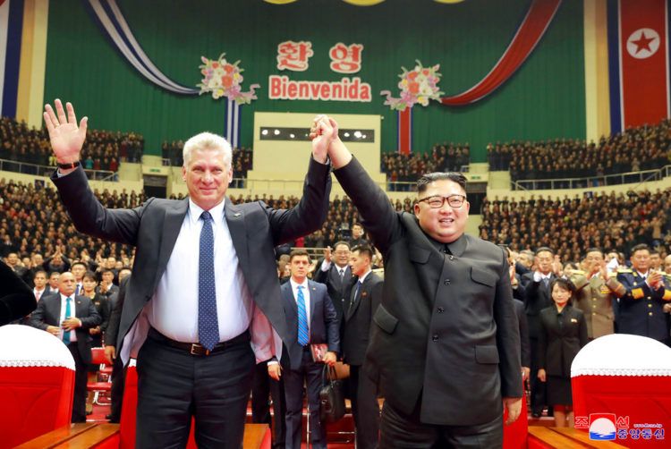 El presidente cubano, Miguel Díaz-Canel, izquierda, y el líder norcoreano Kim Jong Un durante una ceremonia de bienvenida al gobernante caribeño, en Pyongyang, Corea del Norte. Foto: Agencia Noticiosa Central Coreana/Servicio de Noticias de Corea vía AP.