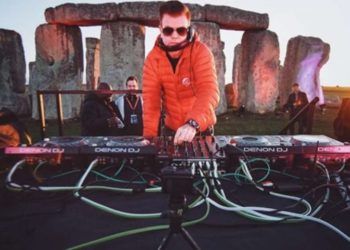 Paul Oakenfold durante su presentación en el monumento histórico Stonehenge. Foto: discjockeys.es.