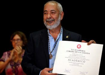 El novelista Leonardo Padura, muestra su diploma que lo acredita como miembro de la Academia Cubana de la Lengua este 26 de noviembre del 2018, en La Habana. Foto: Ernesto Mastrascusa / EFE.