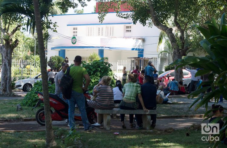 Cubanos hacen cola frente a la embajada de Panamá en La Habana, en noviembre de 2018, para solicitar la "tarjeta de turismo de compras". Foto: Otmaro Rodríguez / Archivo.