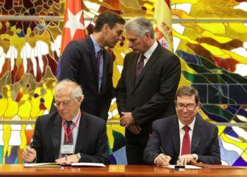 El presidente del gobierno español, Pedro Sánchez (atrás-izq) conversa con su homólogo de Cuba, Miguel Díaz-Canel (atrás-der), durante la firma de un convenio entre ambos países en La Habana. Delante, los cancilleres de España, Josep Borrell (izq), y Cuba, Bruno Rodríguez (der). Foto: Juanjo Martín / EFE / Archivo.