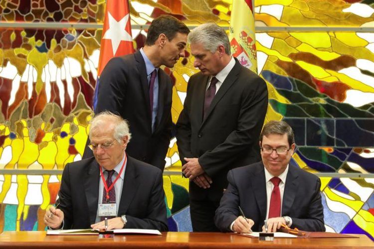 El presidente del gobierno español, Pedro Sánchez (atrás-izq) conversa con su homólogo de Cuba, Miguel Díaz-Canel (atrás-der), durante la firma de un convenio entre ambos países en La Habana. Delante, los cancilleres de España, Josep Borrell (izq), y Cuba, Bruno Rodríguez (der). Foto: Juanjo Martín / EFE / Archivo.