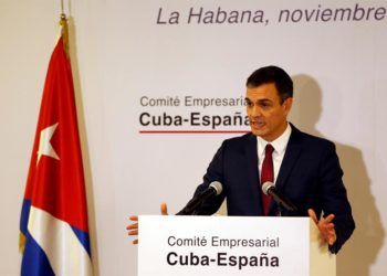 El presidente de gobierno español Pedro Sánchez pronuncia un discurso durante la inauguración del Foro Empresarial/Comercial España-Cuba, realizado durante su visita a La Habana en noviembre de 2018. Foto: Ernesto Mastrascusa / EFE / Archivo.