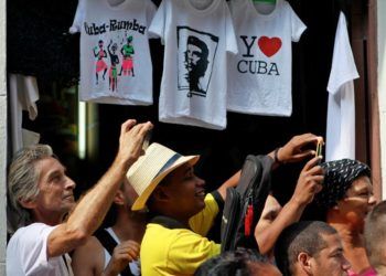 Personas fotografían al presidente Pedro Sánchez mientras recorren calles de La Habana. Foto: Yander Zamora / EFE.