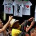 Personas fotografían al presidente Pedro Sánchez mientras recorren calles de La Habana. Foto: Yander Zamora / EFE.