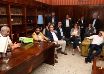 En la foto artistas, periodistas, emprendedores que tuvieron un encuentro con el presidente del gobierno español Pedro Sánchez el pasado 23 de noviembre en La Habana. Foto: Cortesía de la Embajada de España en Cuba.