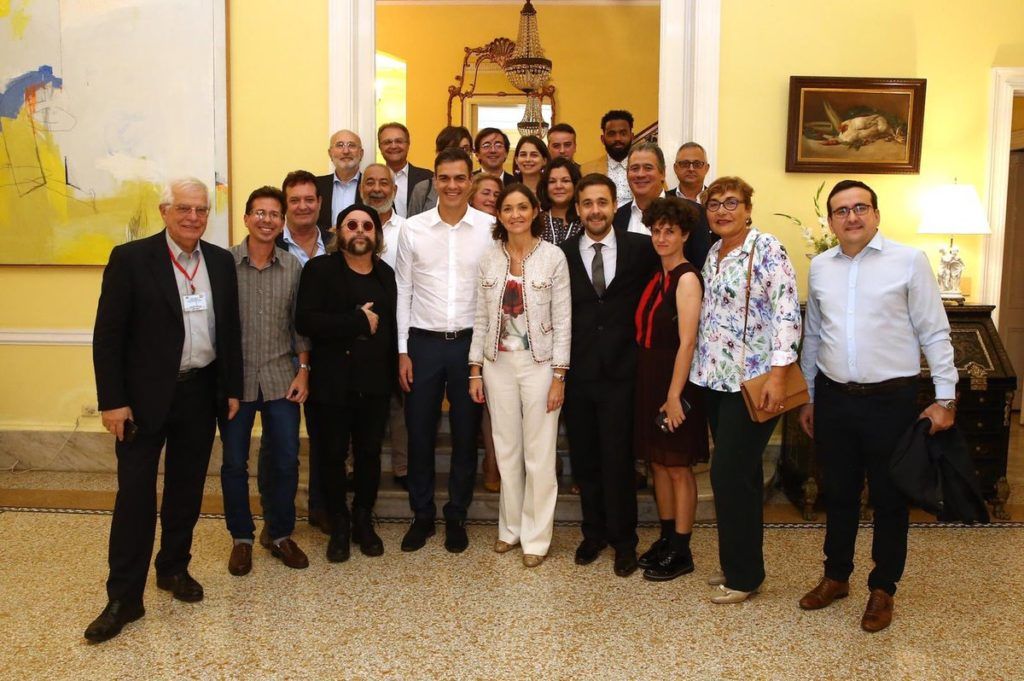 Foto tras el encuentro del presidente del gobierno español, Pedro Sánchez (4to de izquierda a derecha en la fila delantera), con artistas, periodistas y emprendedores cubanos. El corresponsal de OnCuba en La Habana, Eric Caraballoso (2do de izquierda a derecha), fue invitado al encuentro en representación de nuestro grupo editorial. Foto: Perfil de Twitter de Pedro Sánchez.