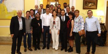 Foto tras el encuentro del presidente del gobierno español, Pedro Sánchez (4to de izquierda a derecha en la fila delantera), con artistas, periodistas y emprendedores cubanos. El corresponsal de OnCuba en La Habana, Eric Caraballoso (2do de izquierda a derecha), fue invitado al encuentro en representación de nuestro grupo editorial. Foto: Perfil de Twitter de Pedro Sánchez.