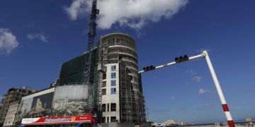 El Hotel Prado y Malecón, en construcción en La Habana. Foto: Jorge Luis Baños / IPS.