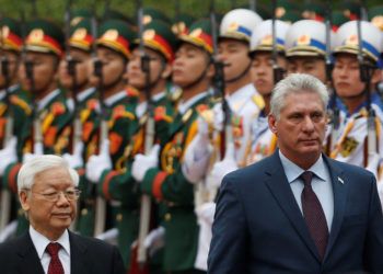 Foto de archivo del presidente cubano, Miguel Díaz-Canel (d), junto al entonces presidente de Vietnam, Nguyen Phu Trong (i), durante su visita a ese país asiático como parte de una gira internacional en noviembre de 2018. Foto: EFE/ KHAM / Pool / Archivo.