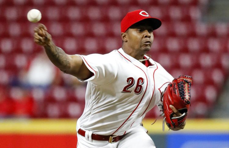 El cerrador cubano Raisel Iglesias renovó su contrato con los Rojos de Cincinnati. Foto: John Minchillo / Archivo / AP.