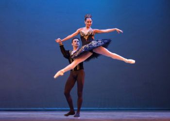 En esta imagen, tomada el 29 de octubre de 2018, los bailarines cubanos expatriados Taras Domitro y Adianys Almeida (arriba), actúan en La Habana, Cuba. Foto: Desmond Boylan / AP.