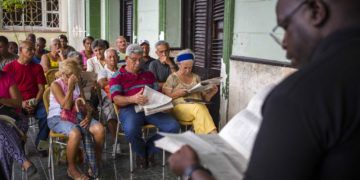 En esta imagen, tomada el 30 de septiembre de 2018, un grupo de vecinos participa en un foro público sobre una reforma constitucional en La Habana. Foto: Desmond Boylan / AP.