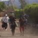 En esta imagen, tomada el 31 de agosto de 2018, venezolanos cruzan ilegalmente la frontera con Colombia, a Villa del Rosario, por una ruta conocida como "trocha". Algunos venezolanos no pueden cruzar por un paso fronterizo oficial porque carecen de documentación oficial, como pasaporte, y emplean carreteras de tierra ilegales gestionadas por hombres armados y vestidos de uniforme. (AP Foto/Ariana Cubillos)