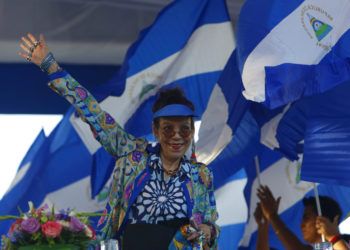 La primera dama y vicepresidenta de Nicaragua Rosario Murillo saludando durante una manifestación en Managua. Foto: Alfredo Zúñiga / AP.