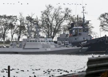 Tres buques ucranianos aparecen en puerto en Kerch, Crimea, el lunes 26 de noviembre de 2018, tras ser secuestrados la víspera por la marina rusa. Foto: AP.