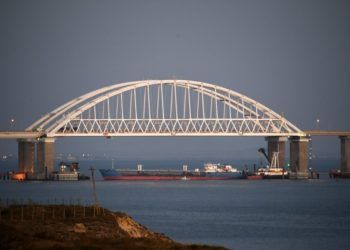 Esta imagen muestra un bloqueo al paso de buques bajo el puente Kerch cerca de Kerch, Crimea, el domingo 25 de noviembre de 2018. Foto: AP.