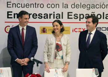 El presidente del gobierno de España. Pedro Sánchez (izq), junto a la ministra de Industria Reyes Maroto, y al presidente de la Confederación Española de Organizaciones Empresariales, Antonio Garamendi, en una reunión en La Habana con empresarios españoles que tienen intereses en Cuba. Foto: JuanJo Martin / EFE.