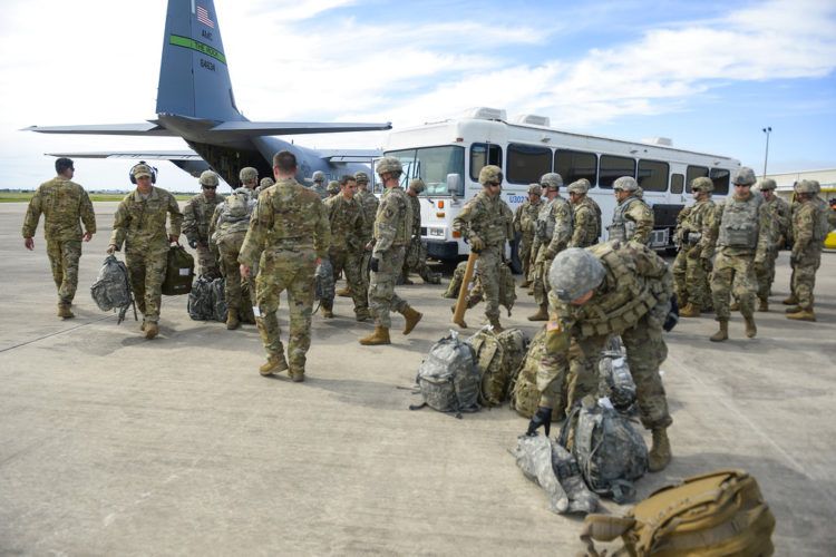 En esta foto provista por la Fuerza Aérea de Estados Unidos, elementos de la policía militar y del batallón de ingeniería llegan al Fuerte Ruley, en Kansas, el 1ro de noviembre de 2018. Foto: Alexandra Minor / U.S. Air Force vía AP.