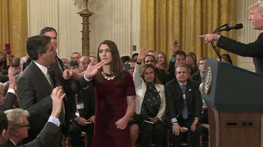 Momento en que alguien del equipo de prensa de la Casa Blanca se dispone a retirar el micrófono a Jim Acosta, de CNN.