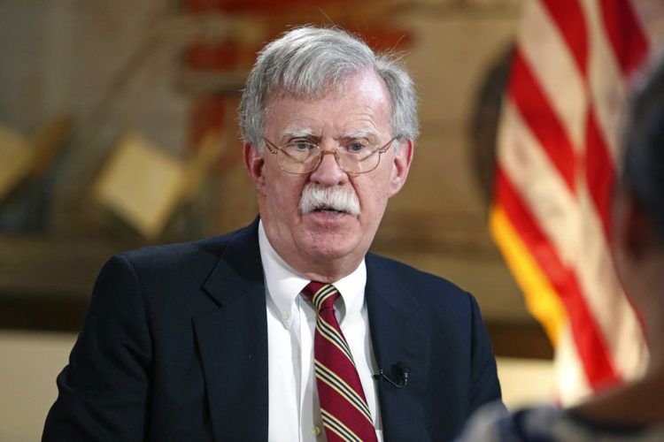 El asesor de Seguridad Nacional estadounidense, John Bolton, en la Torre de la Libertad en Miami, donde anunció que habrá sanciones para Cuba, Nicaragua y Venezuela. Foto: Emily Michot / Miami Herald vía AP.