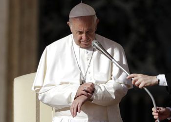 El Papa Francisco mira su reloj en la audiencia general semanal en la Plaza de San Pedro, Ciudad del Vaticano, 7 de noviembre de 2018. Foto: Gregorio Borgia / AP.