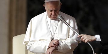 El Papa Francisco mira su reloj en la audiencia general semanal en la Plaza de San Pedro, Ciudad del Vaticano, 7 de noviembre de 2018. Foto: Gregorio Borgia / AP.