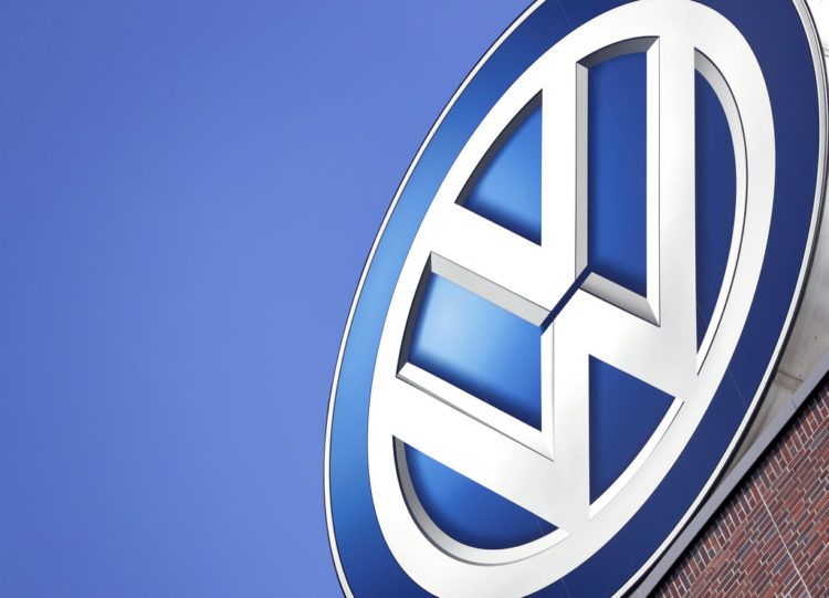 Logo de Volkswagen en un edificio de la empresa en Wolfsburgo, Alemania. Foto: Michael Sohn, / AP.