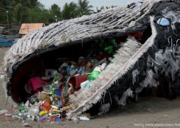 Escultura hecha por Greenpeace, llamada "la ballena de plástico", en 2017 en Filipinas para que la gente tome conciencia sobre el peligro del plástico para la vida marina.