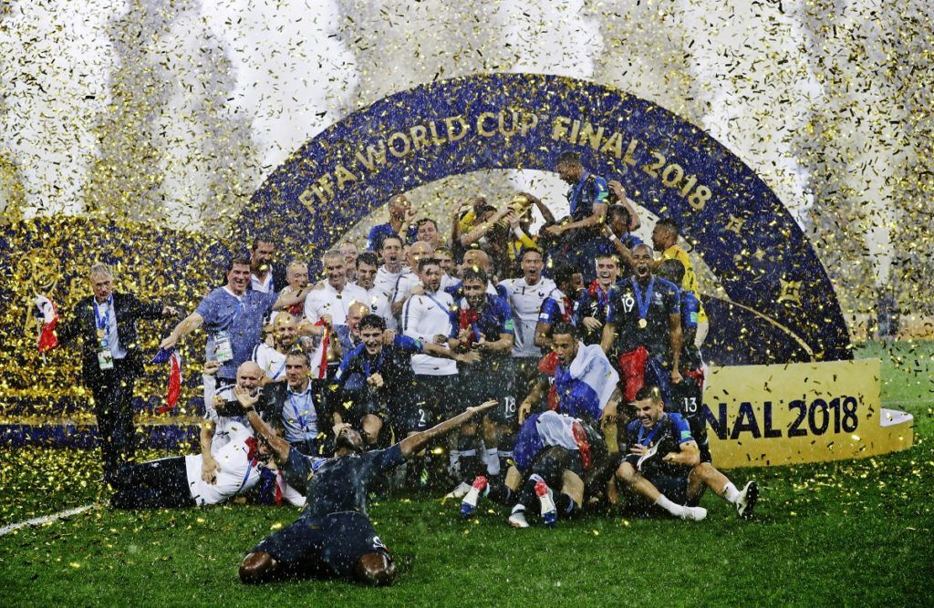 Los jugadores de Francia festejan tras vencer a Croacia en la final de la Copa Mundial en Moscú, el 15 de julio de 2018. (AP Foto/Matthias Schrader)