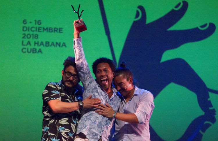 El actor colombiano Jhon Narváez (c), uno de los protagonistas de la película "Pájaros de verano", dirigida por Ciro Guerra y Cristina Gallego, recibió el Coral a Mejor Largometraje de Ficción en el 40 Festival Internacional del Nuevo Cine Latinoamericano, en la gala realizada el viernes 14 de diciembre de 2018, en el Teatro Mella de La Habana. Foto: Yander Zamora / EFE.