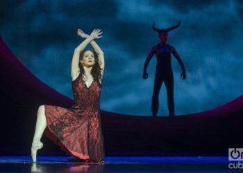 "Carmen", versión coreográfica de Carlos Acosta, interpretada por Laurretta Summerscales y Yonah Acosta, primeros bailarines del Ballet Estatal de Baviera, Alemania. Foto: Enrique Smith.