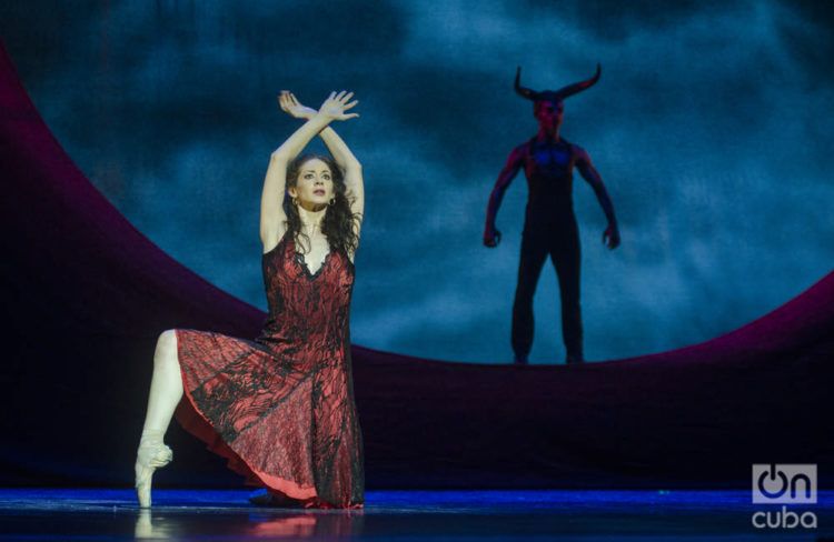 "Carmen", versión coreográfica de Carlos Acosta, interpretada por Laurretta Summerscales y Yonah Acosta, primeros bailarines del Ballet Estatal de Baviera, Alemania. Foto: Enrique Smith.