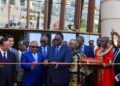 En esta foto del 6 de diciembre del 2018, el presidente senegalés Macky Sall, en el centro, corta una cinta con los colores de la bandera de su país para inaugurar el nuevo Museo de las Civilizaciones Negras en Dakar, Senegal. (AP Foto/Amelia Nierenberg)