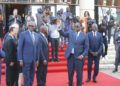 El presidente senegalés Macky Sall, en el centro, saluda a la multitud durante la inauguración del Museo de las Civilizaciones Negras en Dakar, Senegal. (AP Foto/Amelia Nierenberg)