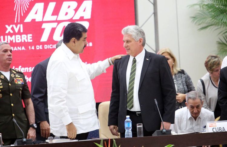 Los presidentes de Cuba, Miguel Díaz-Canel (c-d) y de Venezuela, Nicolás Maduro (c-i), durante la XVI Cumbre de Jefes de Estado y de Gobierno del Alba realizada el 14 de diciembre de 2018 en La Habana. Foto: @CubaMINREX / Twitter.